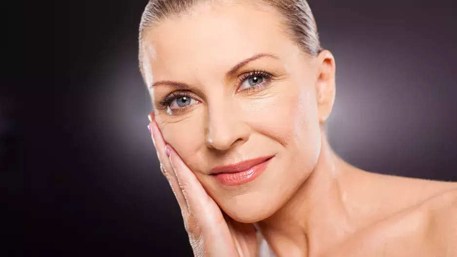 Jak se líčit po 50: Líčení ve zralém věku má svá pravidla. Mnoho žen je neviditelných. Dělají chyby, kvůli nimž je špatné líčení zbaví výrazu