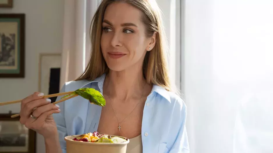 Top 5 potravin pro ženy po 40: Co zařadit do jídelníčku pro zpomalení stárnutí? Ovesné vločky omlazují pleť, ořechy regulují stres, tvrdí nutriční terapeutka