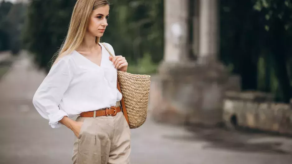Kalhoty z tohoto materiálu snadno sbalíte na cesty, ale parádu v nich uděláte i ve městě. Nejkrásnější nejen lněné kalhoty podle redakce najdete v galerii