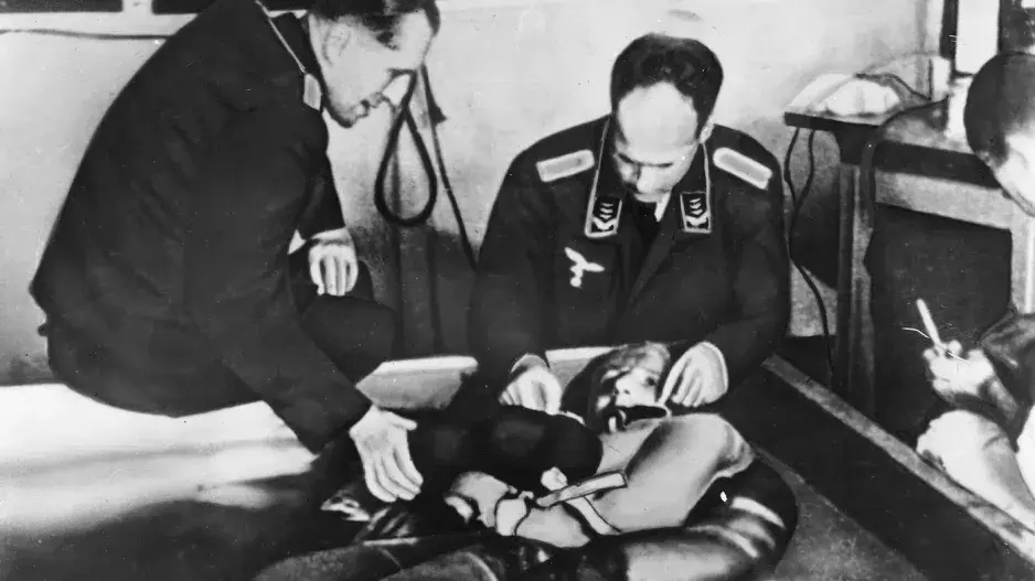 Lékař Sigmund Rascher: V koncentračních táborech dělal na vězních pokusy, v porodnicích kradl děti. Popravit ho nechal samotný Hitler