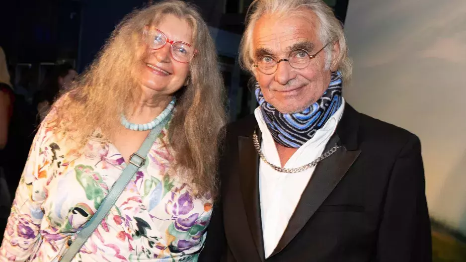 Nepřehlédnutelná písničkářka Dáša Vokatá okouzlila fešáka Oldřicha Kaisera. Manželka slavného herce má za sebou krutý osud