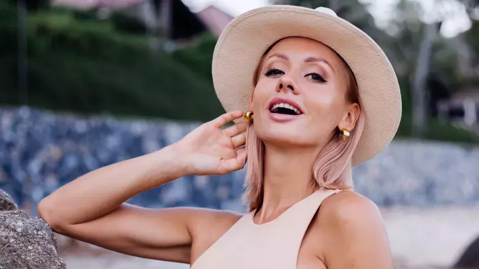 Tento typ doplňků nejlépe vynikne na opálené kůži: Zlaté doplňky snoubí minimalismus s jedinečným efektem