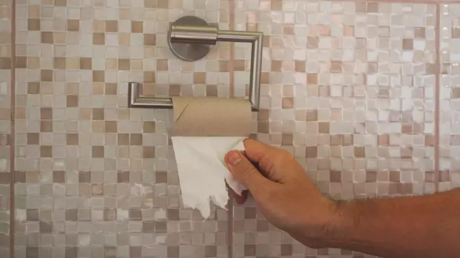 Konec toaleťáku v Čechách: Co se dělo, když za socialismu došel toaletní papír. Vláda mlčela, lidé používali noviny i mech