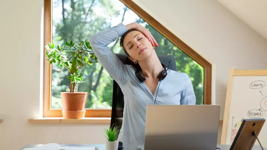 Kancelářské cviky pro protažení a posílení zádových svalů. Cvičte je každý den a vyhnete se bolestem zad. Vaše svaly se uvolní i posílí