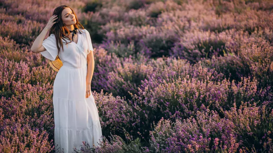 Nejlepší letní bílé šaty pro léto 2025: Galerie šatů, které jsou ideální pro letní dny a večery, od elegantních po košilové šaty