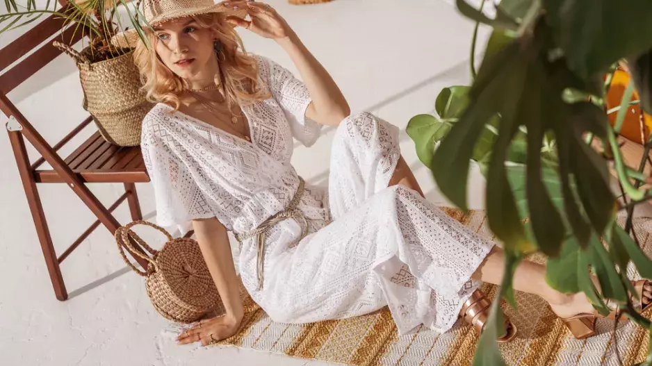 Bojíte se overalů? V létě udělají parádu ve městech i na pláži. Do města zvolte upnutý, na pláži si dopřejte volnost 