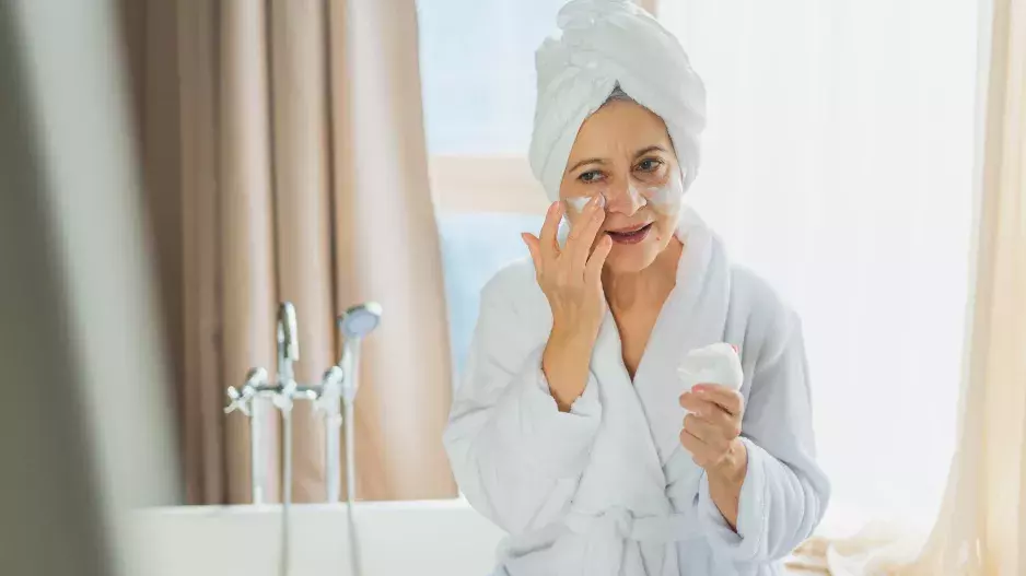 Na noc nanášejte krém na obličej úplně jinak. Tato technika vás omladí na počkání, říká dermatoložka