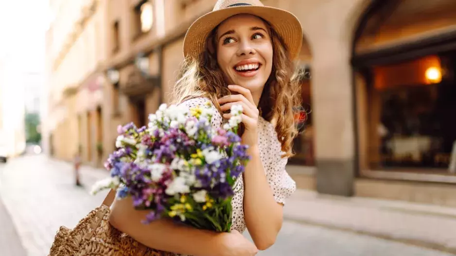 Letní stylové klobouky pro ženy po 40: Chrání vaše vlasy a vypadají skvěle, vynechte zdobení a teatrálnost. Největší klasikou zůstává jeden slavný klobouk