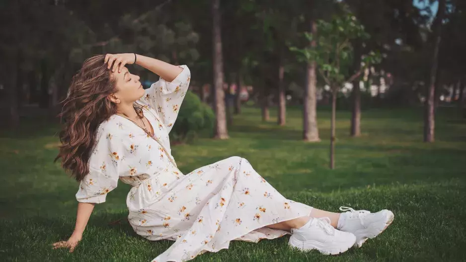 Tenisky téhle barvy rozhodně nikdy nevyjdou z módy. Jak je správně stylovat a jak se o ně starat, aby vydržely zářivě bělostné?