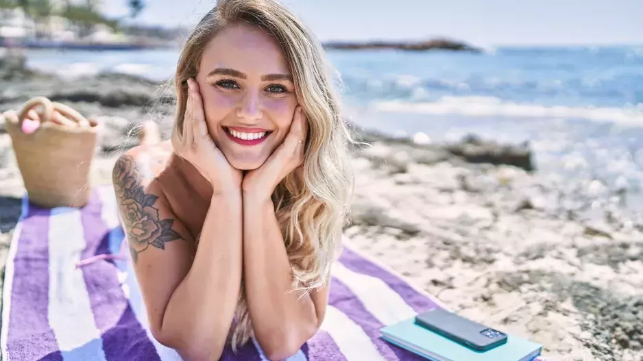 Milujete slunce a na pláži proležíte skoro celý den? Pozor na rizika. Jak se slunit chytře a bez následků, prozradí odborníci