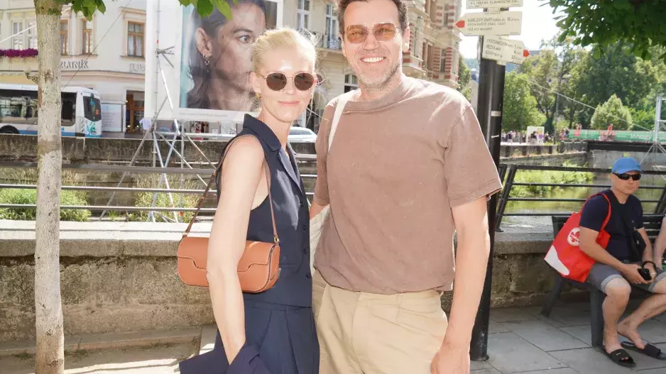 Móda z kolonády KVIFF 2025: Schneiderová vsadila na eleganci, Cristovao na pohodlí a vlastní styl