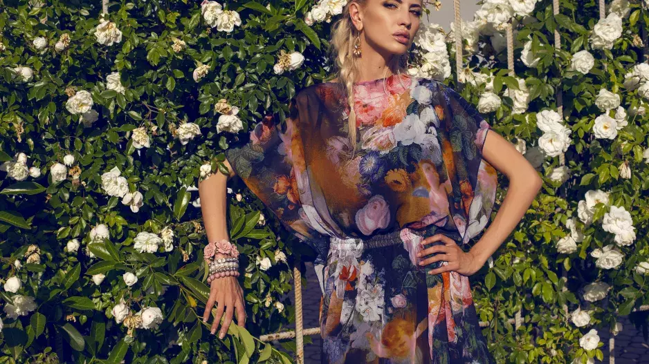 Květiny nemusíte nosit jen na šatech. Nejstylovější květinové outfity do města i na pláž, které sluší každé postavě