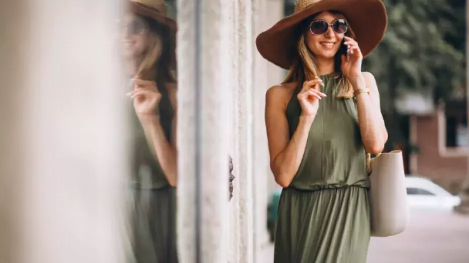 Maxišaty, které neschovají postavu, ale zvýrazní ženskost. Do galerie jsme vybrali levné a slušivé kousky všech stylů i vzorů