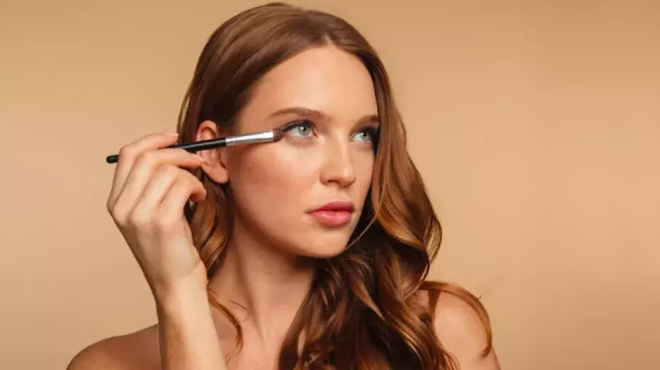 Proč vypadat s přibývajícími roky jako šedá myš? Letní make-up pro ženy 50+ je odvážný, ale velmi elegantní. Nebojte se odvázat, ale s mírou