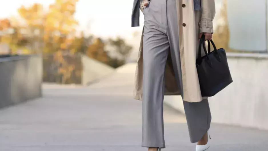 Sbohem legíny, vítej elegance: Kalhoty, které lichotí každé postavě po 40. Do galerie jsme vybrali styling jako z milánských přehlídek, ale pro normální ženy