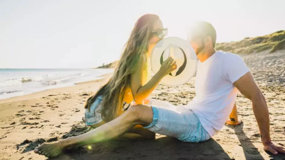 Léto lásky: Komu to teď nejvíc jiskří ve vztazích? Váhy budou flirtovat s lehkostí, Lvi budou neodolatelně přitažliví