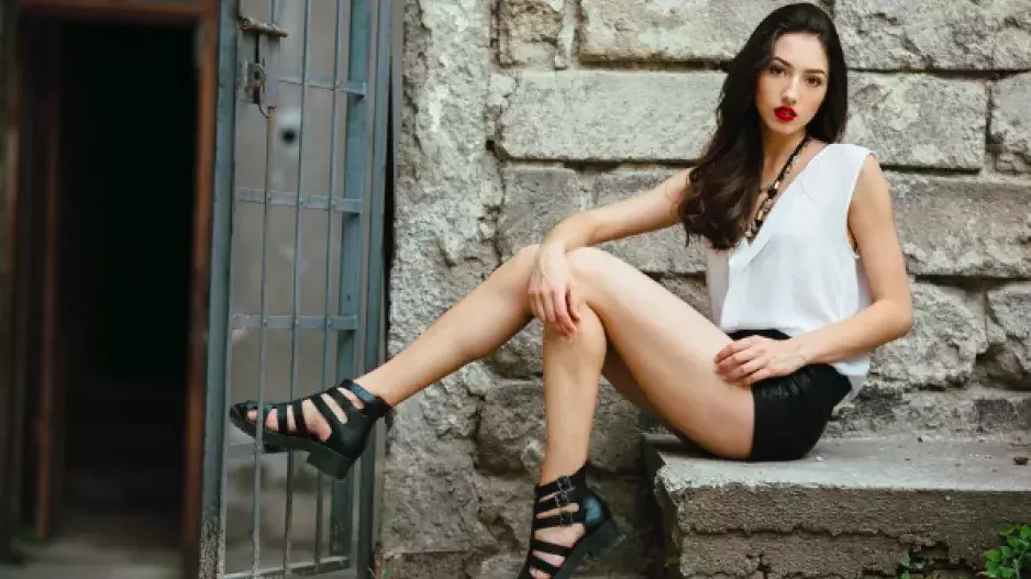 Toto jsou nejstylovější sandálky na pozdní léto: Opticky prodlužují nohy a lichotí chodidlu. Proč je odhalení špičky tak stylové?