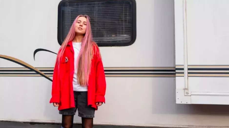 Letní oversize modely: Jak je nosit stylově i po 50 a nepřidávat si zbytečně roky ani kilogramy. Inspirujte se v galerii