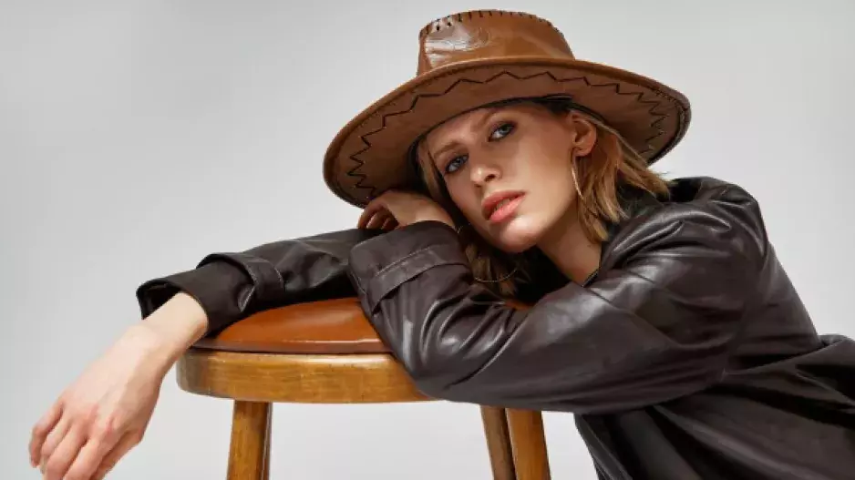 Tmavý denim a čokoládová kůže jsou největšími trendy podzimu 2025. Jak je nosit bez pocitu, že se snažíte vypadat mladší?