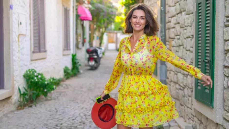 Zapomeňte na to, co vám říkali: Tato „pravidla“ pro oblékání už neplatí. Minisukni můžete nosit i po čtyřicítce