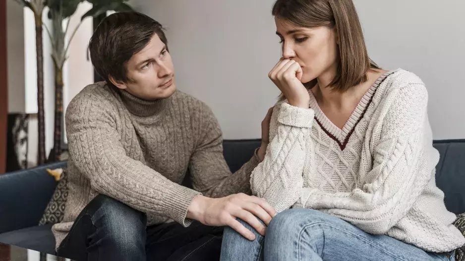 “Po 20 letech manželství mě opustil kvůli mladší. Kdo vlastně jsem?” Píše smutně Klára, která ztratila kromě muže i samu sebe