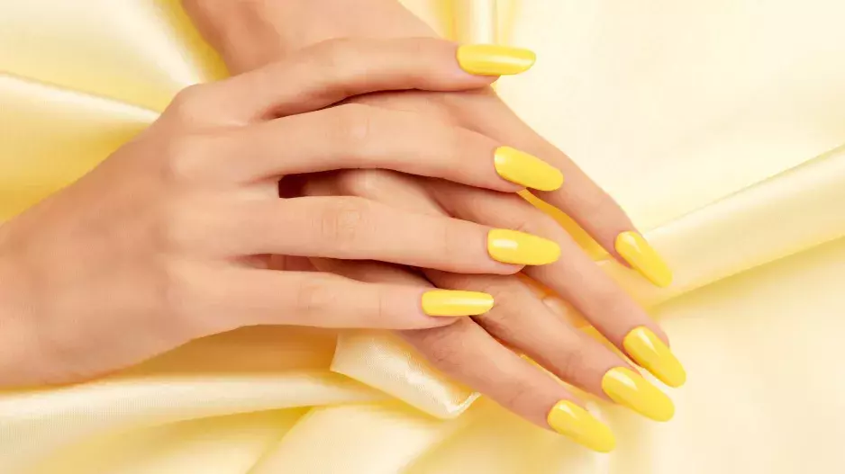 Slaďte manikúru a pedikúru do máslově žluté. Letos je barvou léta a sluší i ženám po padesátce