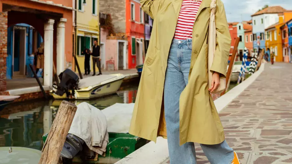 Džíny se širokými nohavicemi budou letošním hitem podzimu. Jak je vybrat, na co se zaměřit a s čím je nosit, poradí odbornice