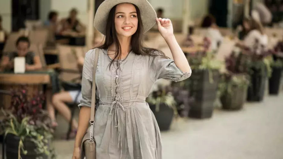 Léto ještě nekončí: Vyberte si dlouhé šaty pro teplé dny. Zemité tóny letos jednoznačně vedou