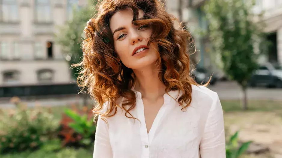 5 stylových střihů pro ženy nad 50, které ovládnou letošní podzim: Doba zkracování je tu. Naučte se účes sladit s doplňky