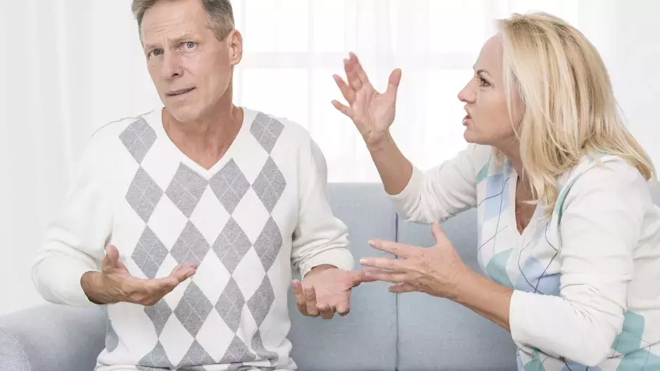 „Manžel dává naše peníze svému bratrovi, ale šetřit je musíme i z mého platu,“ stěžuje si Leona, které to přijde nefér