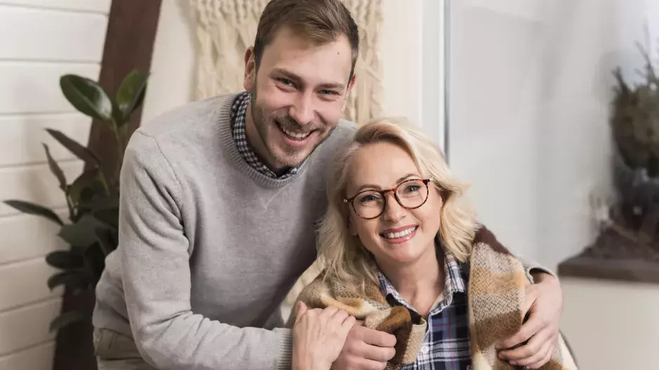 “Žiju v Holandsku, máma stárne doma a já mám obrovské výčitky,” píše Dominik. Chtěl by být s ní, ale život má zařízený jinde