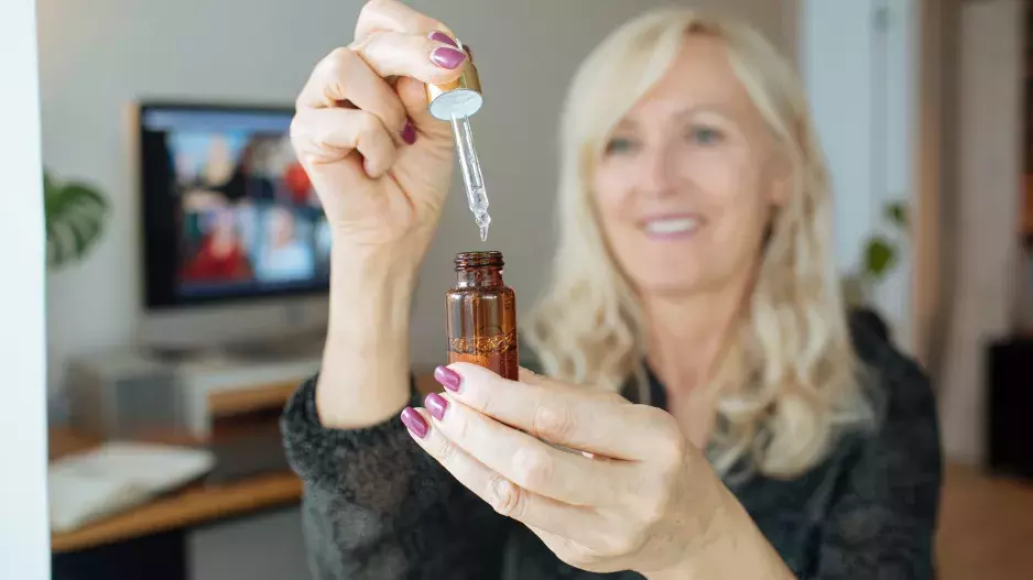 Zázračné pleťové oleje: Zjistěte, jak je správně používat pro různé typy pleti a zlepšit hydrataci a zářivost pokožky v každém věku