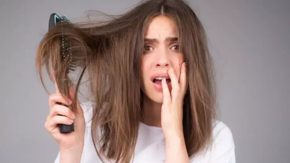 Slunce, moře a krepaté vlasy: Jak se vypořádat s krepatěním a poškozením během horkých dní? Tipy redakce na produkty, které vás zachrání