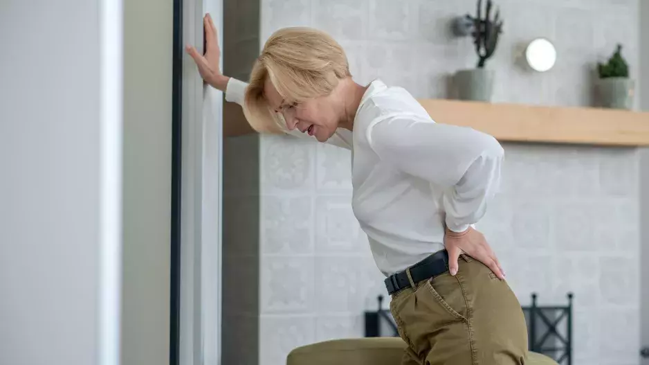 Výhřez ploténky může vznikat plíživě nebo jedním špatným pohybem. Pomoci může i zázračná terapie, radí neurolog