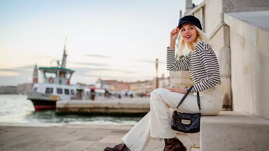 Tento styl je pro léto jako dělaný. Kalhoty, šaty, sukně, trika i boty slaďte jako módní ikony. Co je nadčasové, využijete i za rok