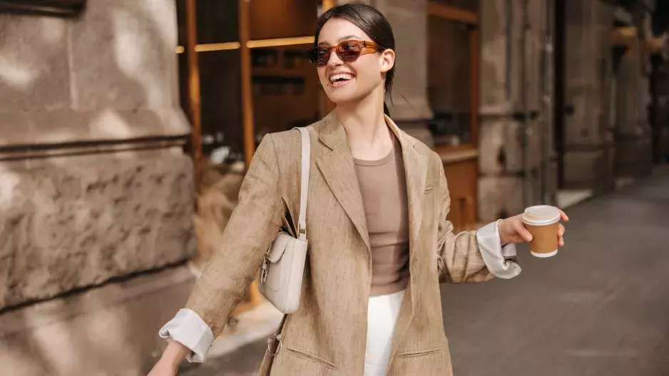 V barvě kávy: Zahalte se do tónů hnědé a béžové, které dají vyniknout opálené pokožce. Stylistka poradí, jak je nejlépe kombinovat
