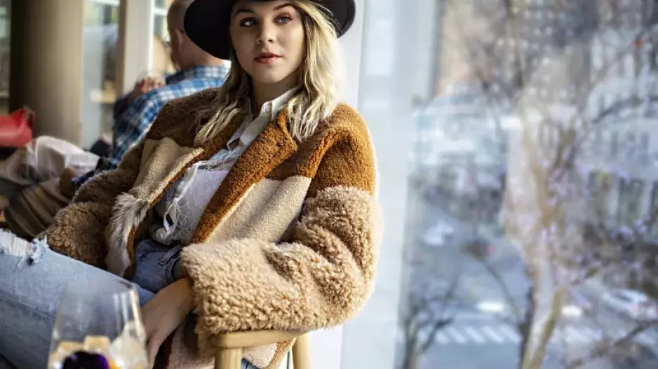 K podzimním trendům 2025 patří tyto 3 materiály: Na dva se všechno chytá, z dalšího vám budou přecházet oči. Stylistka prozradí, jak je kombinovat