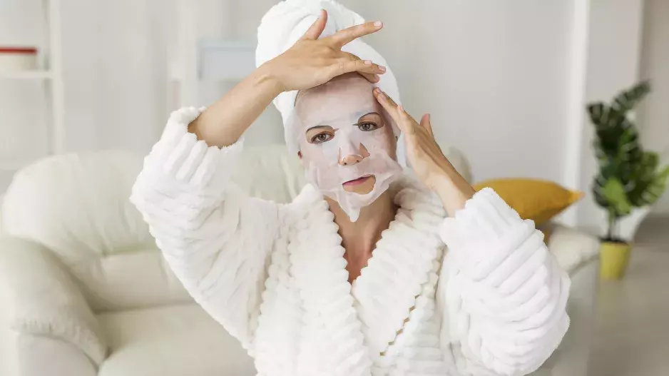 Víceúčelové masky vám ukáží, kde končí make‑up a začíná péče. Jak vybrat ty správné? Vyzkoušeli jsme je za vás