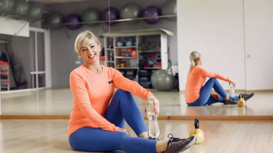 Jógová pozice židle posiluje svaly, zlepšuje držení těla a mnohem víc. Proč je ideální pro ženy 45+, objasní odbornice