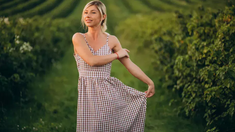 Naše babičky z nich měly ubrusy. Šaty s gingham vzorem se vrací. Tento letní tisk letos ovládl šaty všech značek