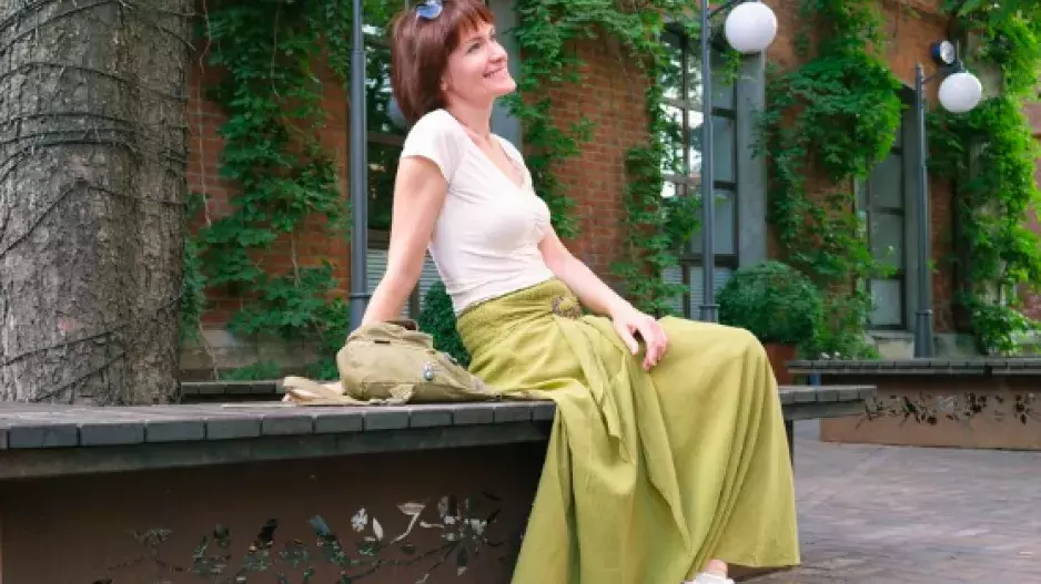 Nemusíte ukazovat boky ani pas. Maxi sukně s moderním stylingem je hitem podzimu 2025 a ukáže přesně to, co chcete