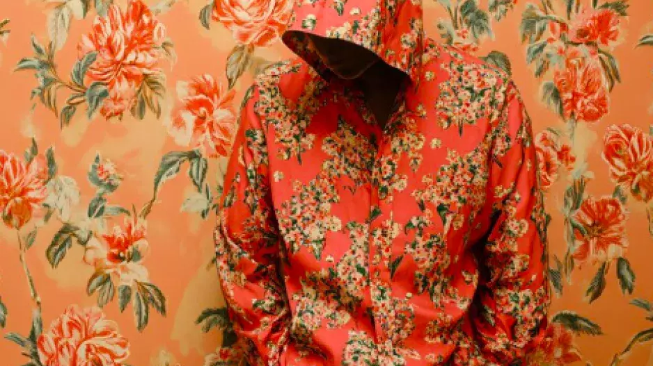 Květinové vrstvení: Barevné maxi mikiny a mikiny s výraznými vzory jsou odvážné, ale nositelné i po padesátce