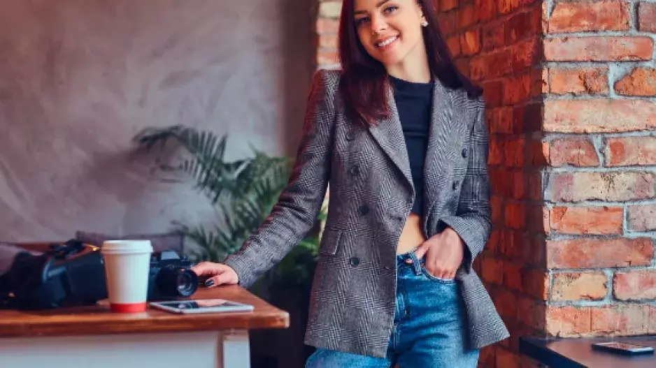 Toto sako změní váš postoj i styl: Nezbytné kousky v podzimním šatníku pro ženy 50+