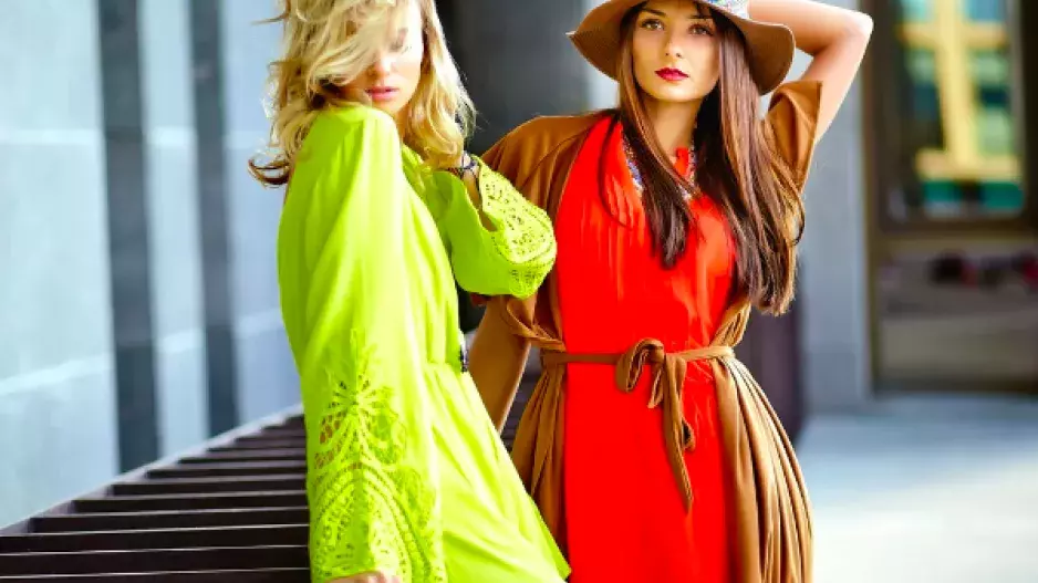 Červenou letos kombinujte s touto barvou: Neotřelý odstín koprově zelené si s karmínovou nečekaně rozumí