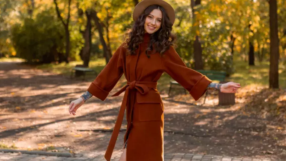 Teplé barvy podzimu: Odstíny, které sluší ženám po čtyřicítce