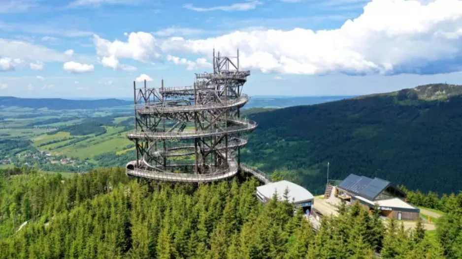 Stezka v oblacích, dechberoucí visutý most nebo výlet na koloběžkách krásnou přírodou. Na Dolní Moravě vás toho ohromí mnohem víc