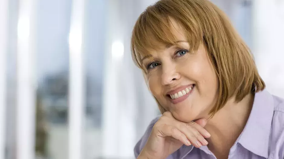 Trendy střihy pro podzim 2025: Tyto účesy sluší i ženám po 50. Návrat hlásí rovné ofiny