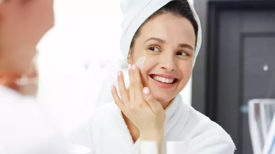 Máte citlivou pleť? Tyto 3 produkty nesmí ve vaší kosmetické tašce na podzim chybět