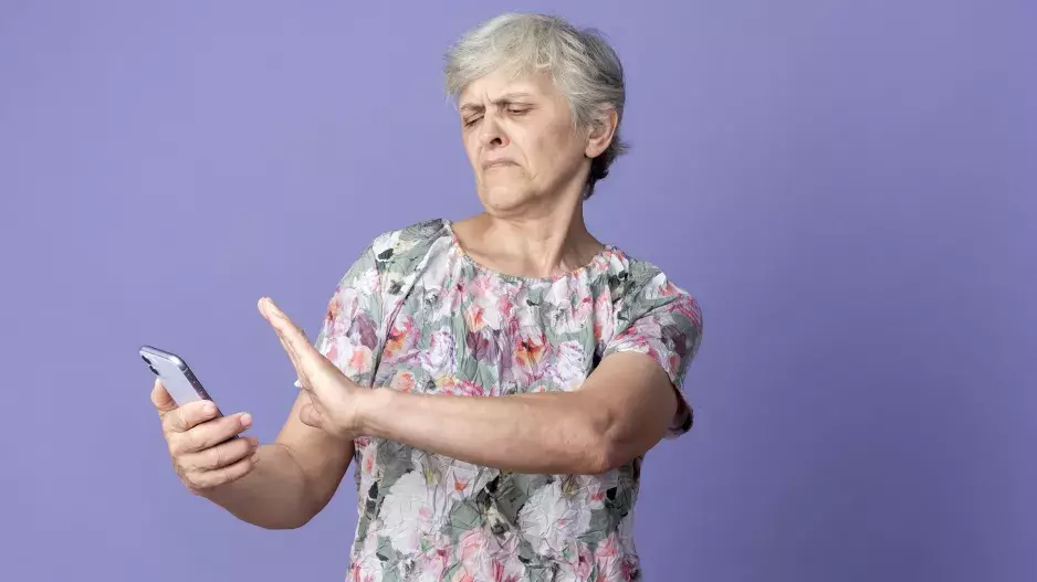 “Dcera mi píše přes WhatsApp, ale já chci slyšet její hlas,” stěžuje si Marie