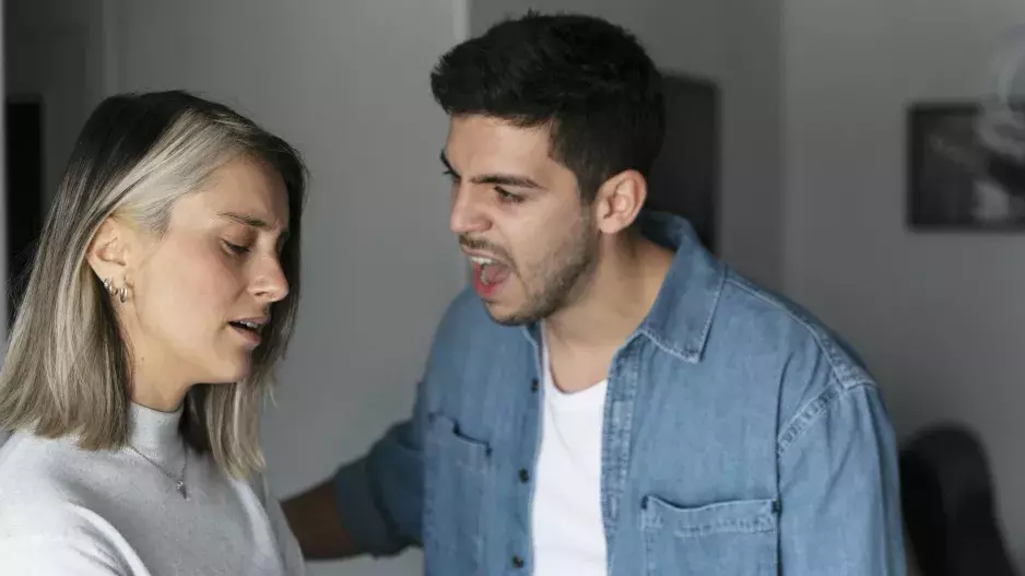 „Všichni mi záviděli, že mám úspěšného muže. Ale ten mi doma dává pocítit, že bez něj nejsem nic,” píše Eva